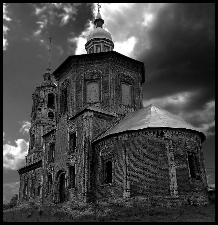 Чёрно-белая фотография старой церкви сбоку