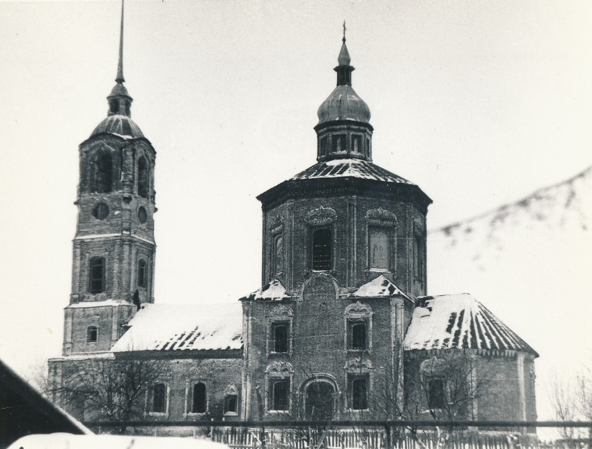 Чёрно-белая фотография старой церкви полностью